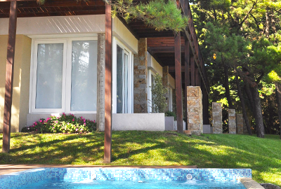 Piscina y vista esquina del complejo
